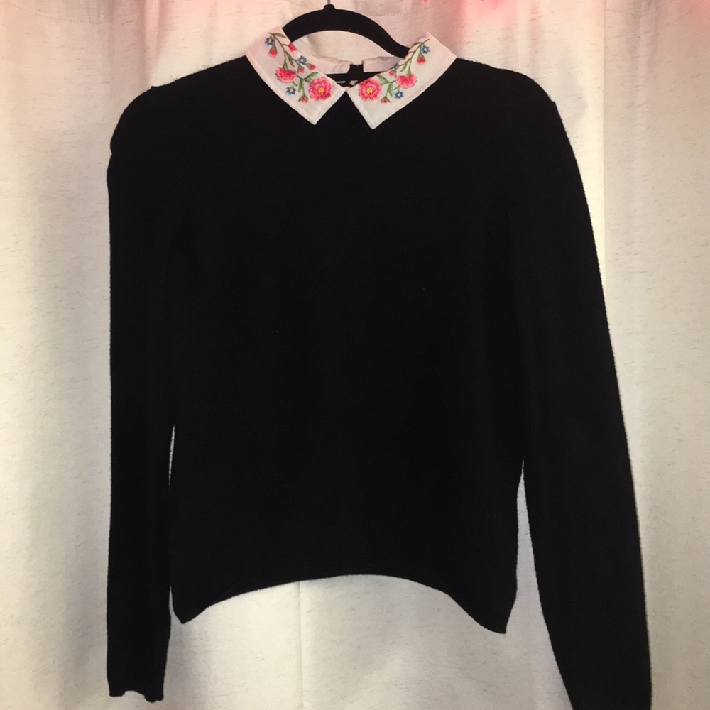 Sweater with floral embroidered collar
